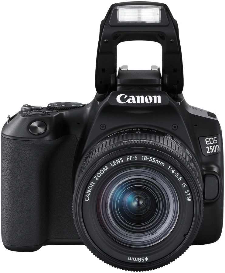 Eine schwarze Canon EOS 250D Digitalkamera mit einem 18-55 mm Objektiv und ausgefahrenem Blitz.