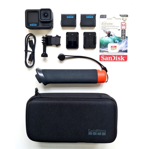 GoPro-Kamera-Zubehör-Set mit Speicherkarte und Tragetasche.