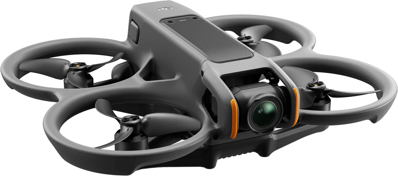 Ein grauer DJI Avata Drohne mit Kamera und Propellern.
