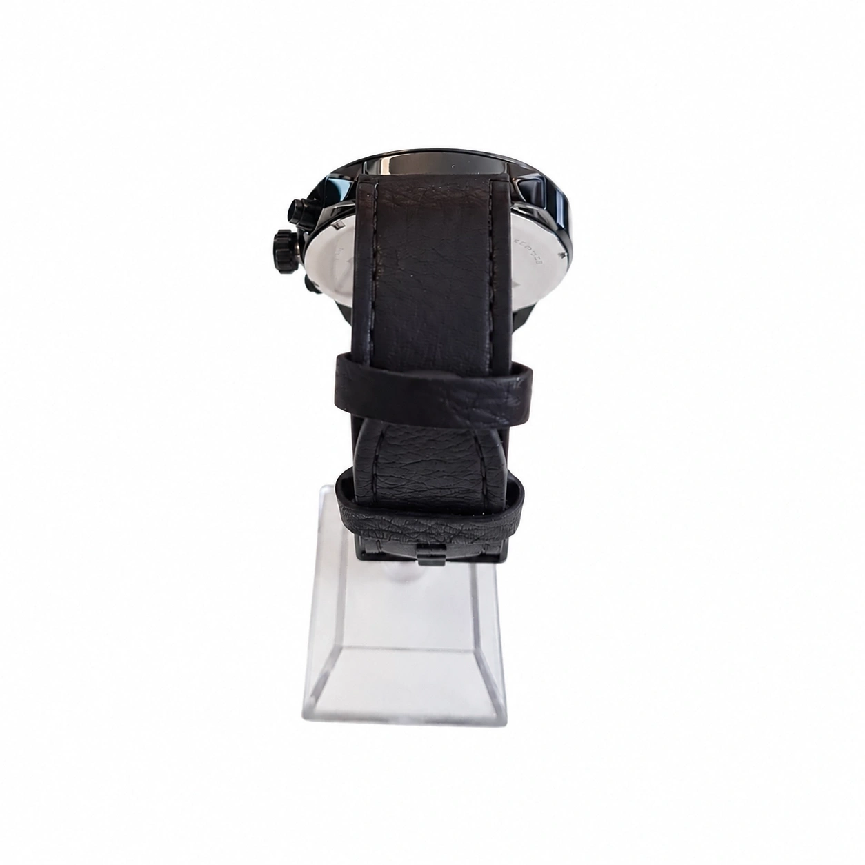 Schwarzes Lederarmband einer Uhr auf einem Ständer