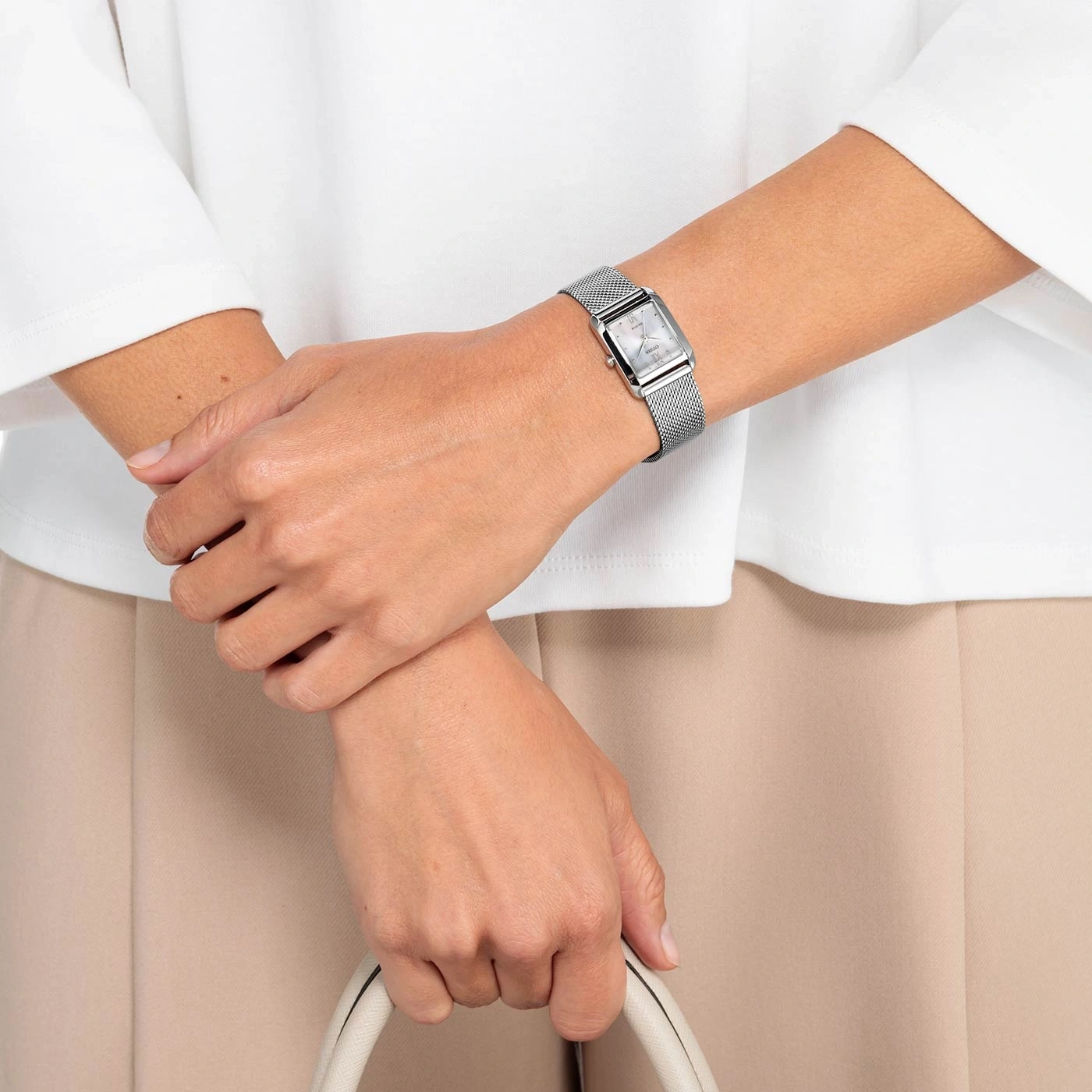 Frau mit Uhr und Handtasche, Nahaufnahme, helle Kleidung, Armbanduhr am Handgelenk