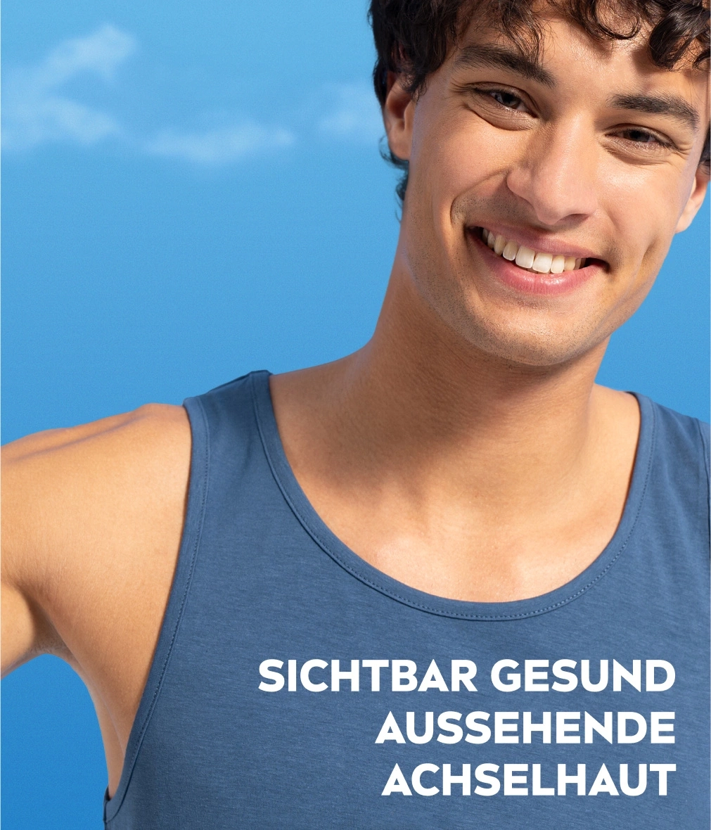 Mann in blauem Tanktop mit Text auf der Brust