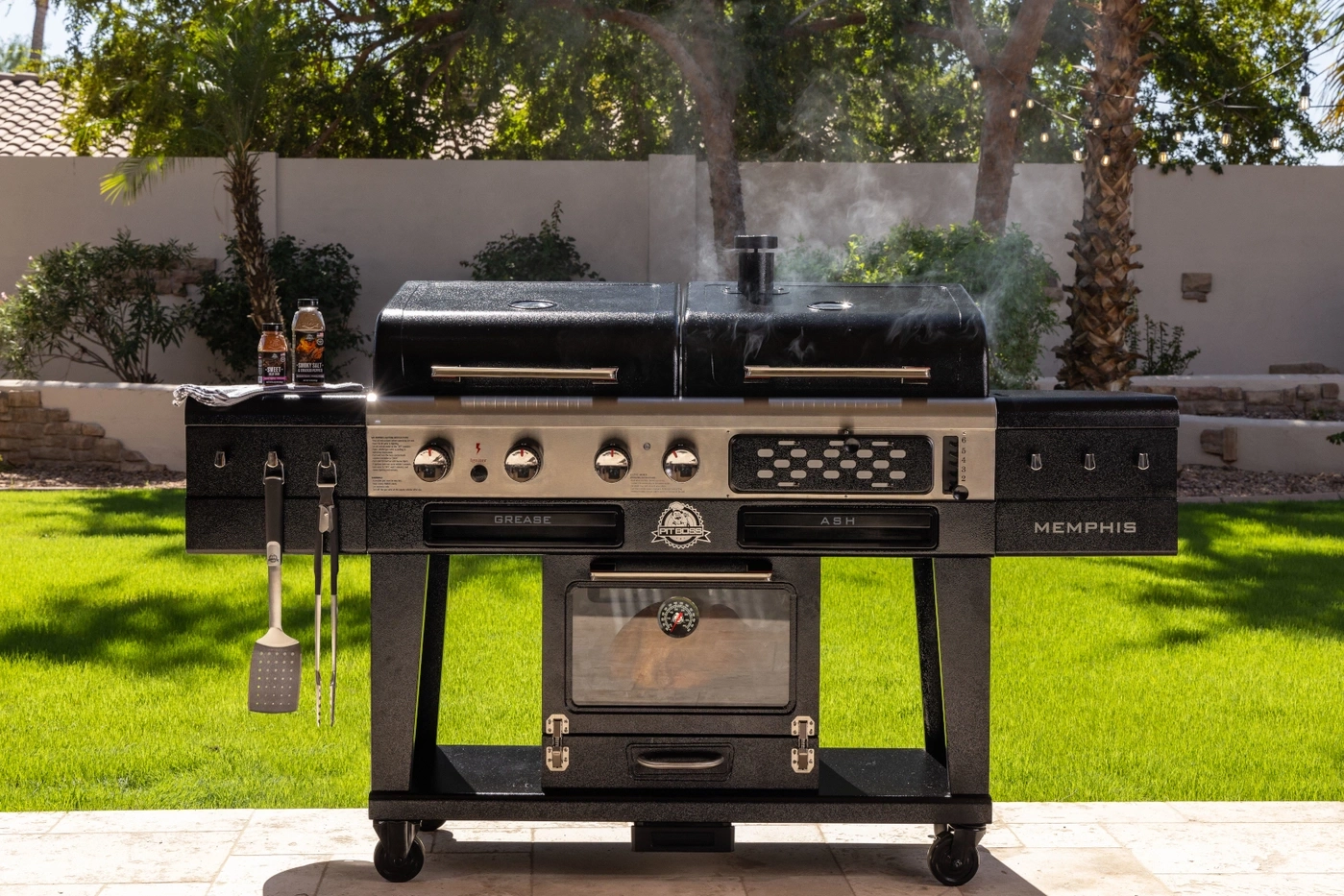 Ein Pit Boss Memphis Grill mit Rauch im Garten
