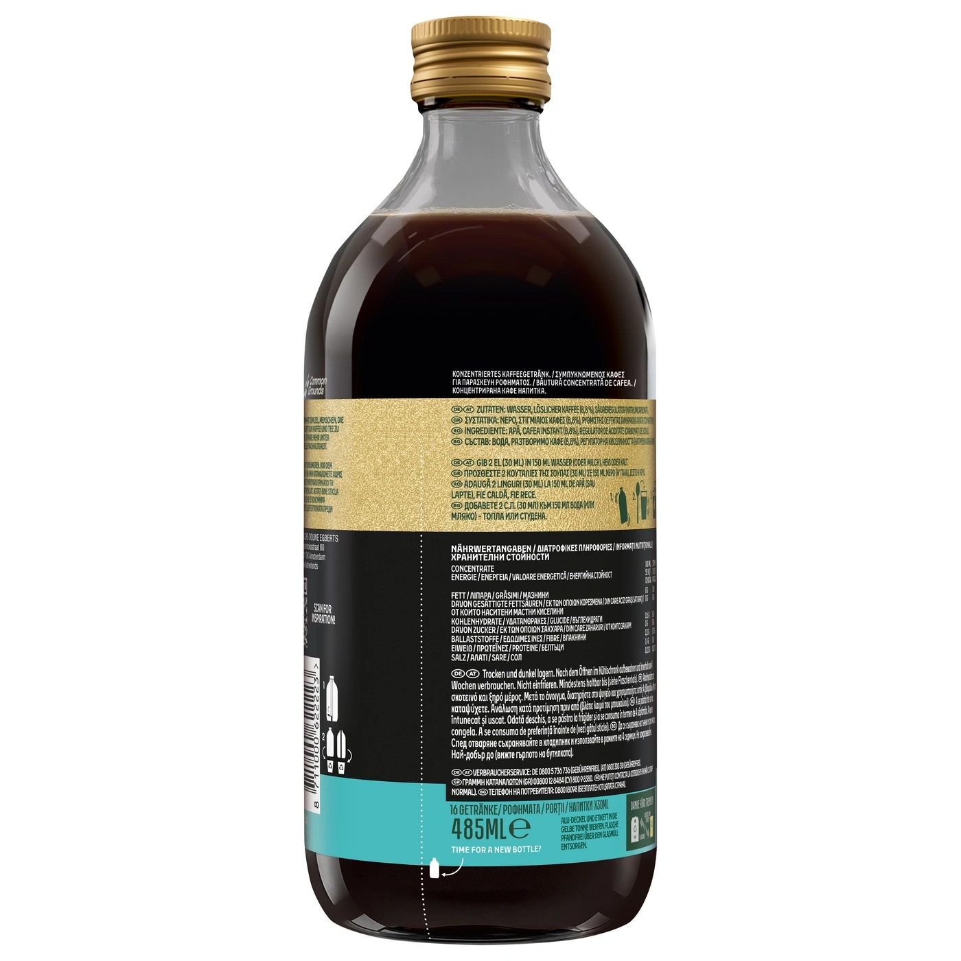 Eine braune Glasflasche mit goldenem Verschluss, gefüllt mit dunklem Kaffeegetränkekonzentrat.