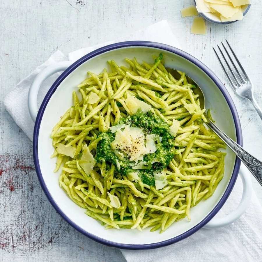 Teller mit grünen Nudeln, Pesto und Parmesan, Nahaufnahme, Essen