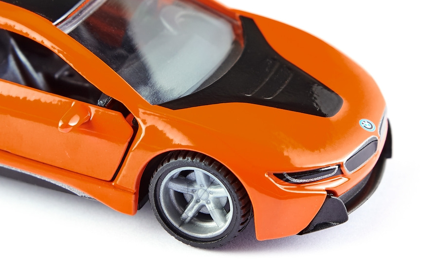 Orangefarbenes Spielzeugauto, BMW i8, Nahaufnahme, Detail, glänzend, isoliert auf Weiß