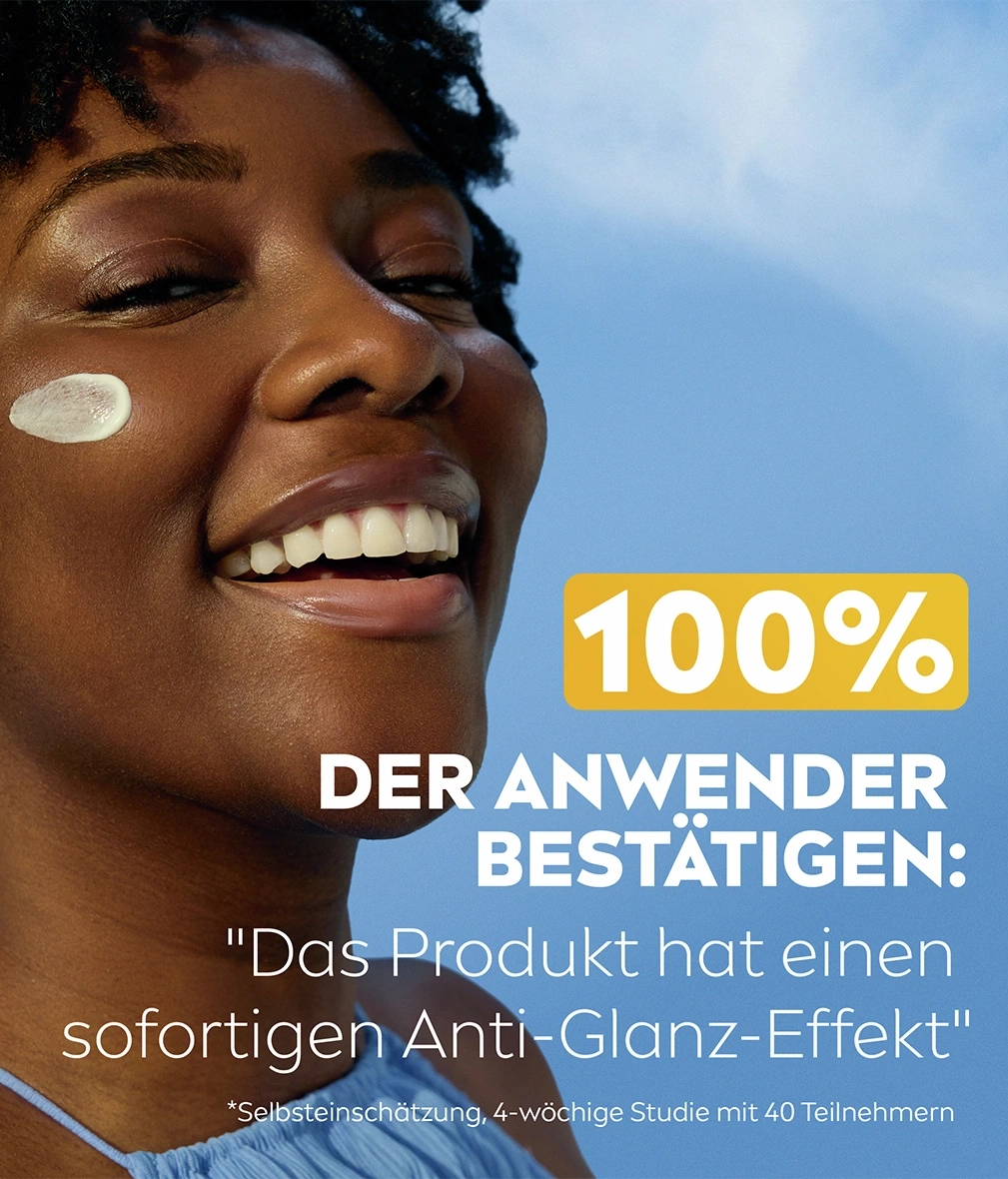 Frau mit Sonnencreme auf der Wange und lachendem Mund