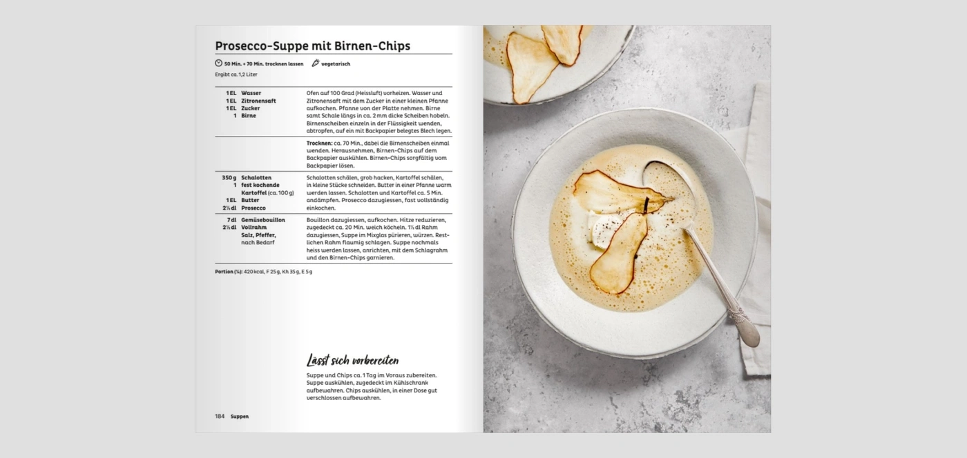 Prosecco-Suppe mit Birnen-Chips auf Tellern