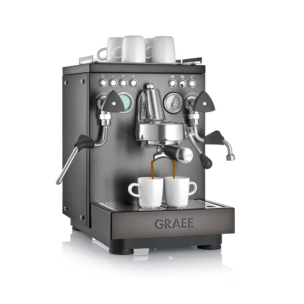 Eine Graef Espressomaschine mit zwei Tassen, die gerade Espresso brüht.