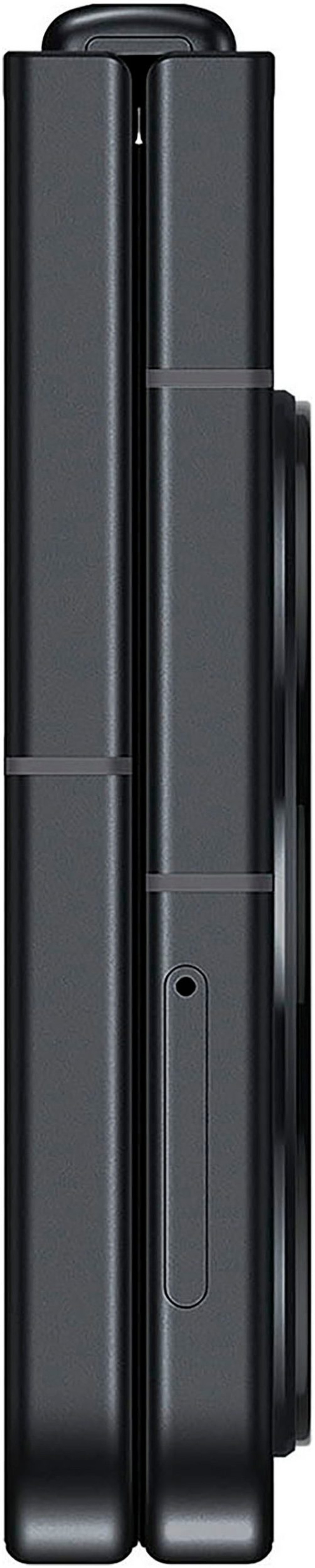 Schwarzes Smartphone, das zusammengeklappt ist, mit einem Loch und einem dunklen Hintergrund.