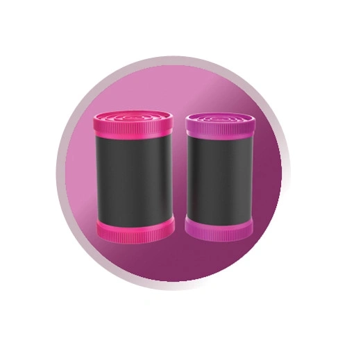Zwei schwarze Lockenwickler mit pinken und lila Kappen auf einem pinken Kreis