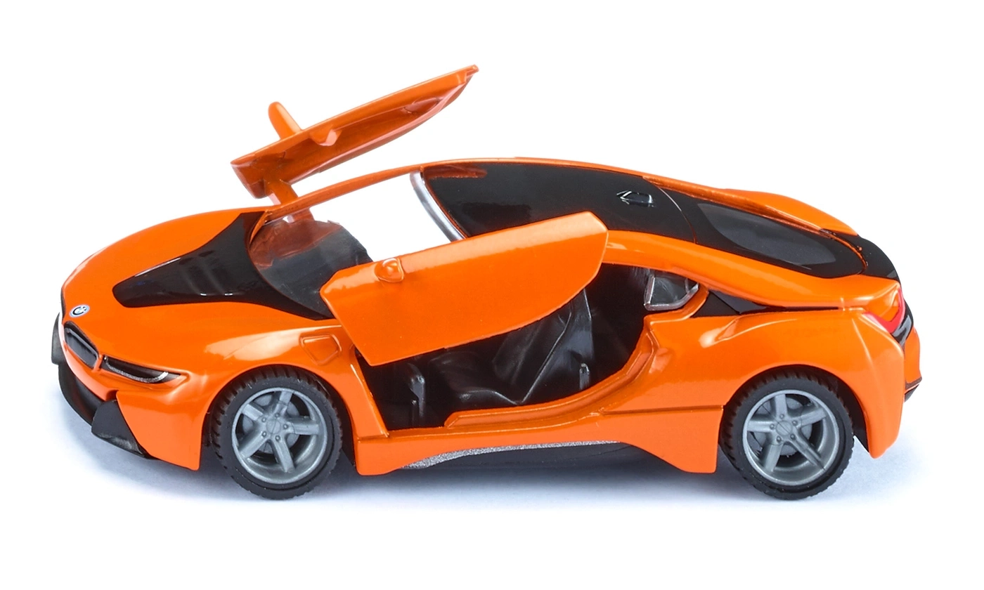 Oranges Spielzeugauto mit geöffneten Türen und schwarzem Dach auf weißem Hintergrund