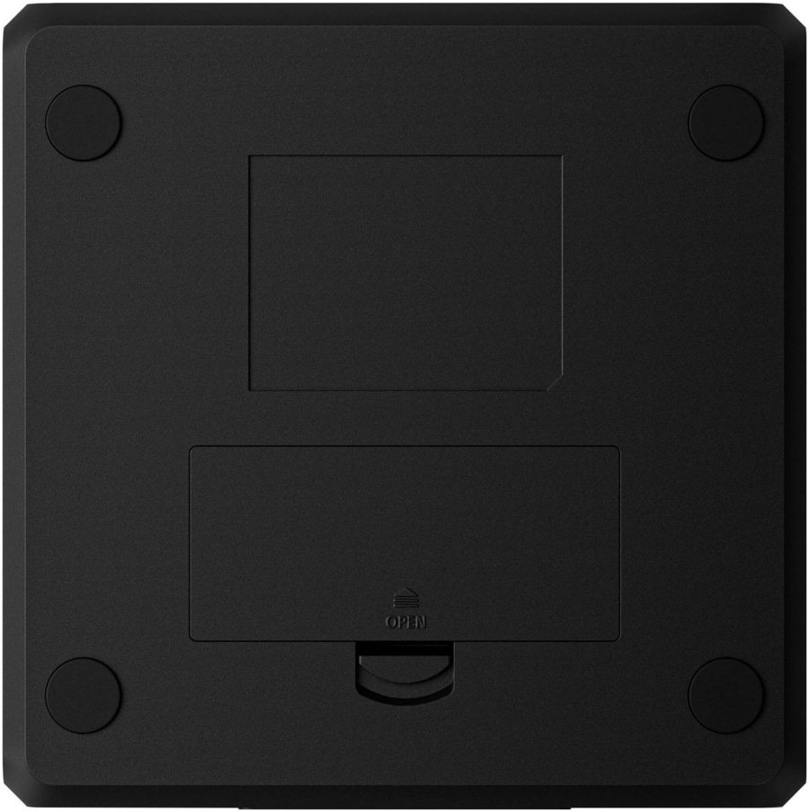 Unterseite eines schwarzen Geräts mit Gumminoppen und Batteriefach