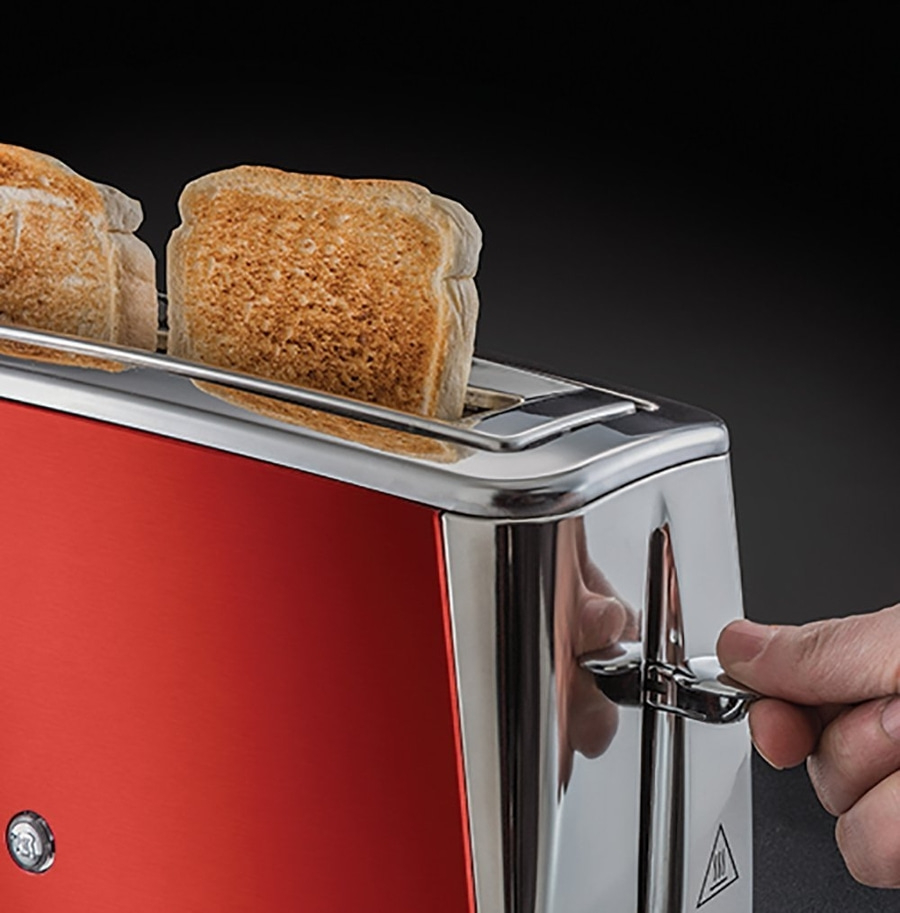 Ein roter Toaster mit Toastbrot, das herausragt, und einer Hand, die den Hebel betätigt.