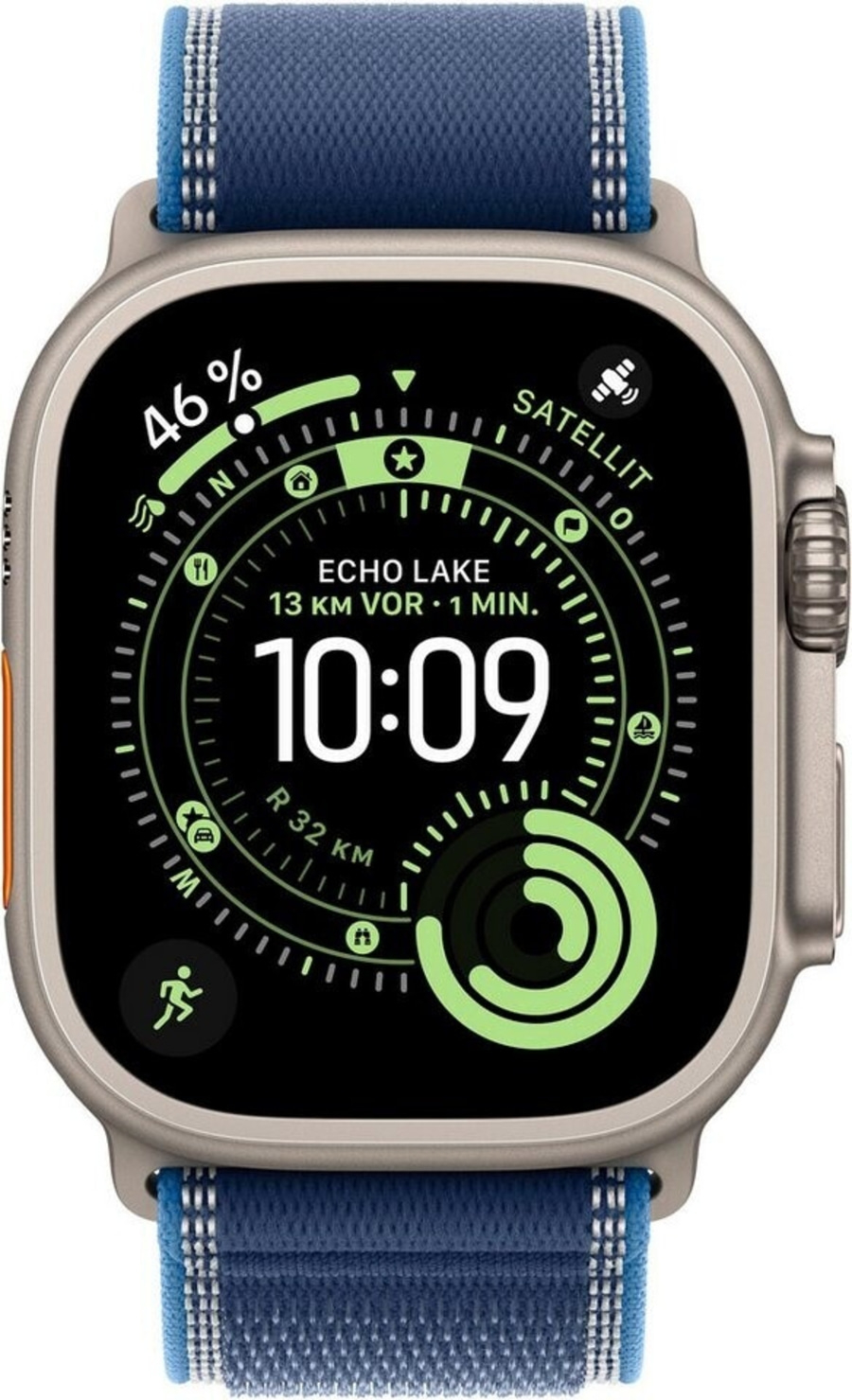 Eine Nahaufnahme einer Apple Watch Ultra mit blauem Band. Die Uhr zeigt 10:09 Uhr an, Satelliten- und Aktivitätsdaten.