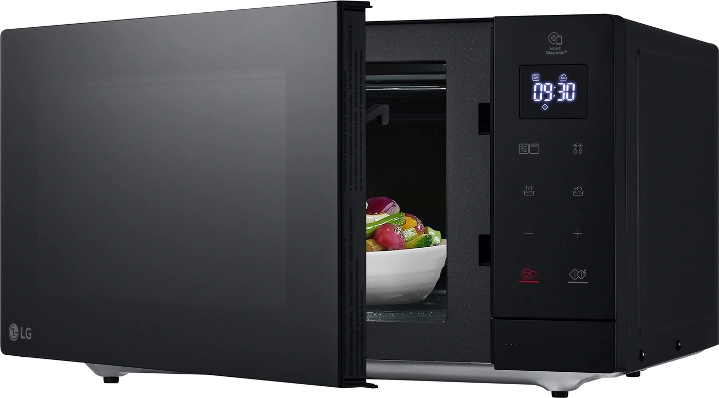 Ein schwarzer LG Mikrowellenherd mit geöffneter Tür und gezeigtem Essen.