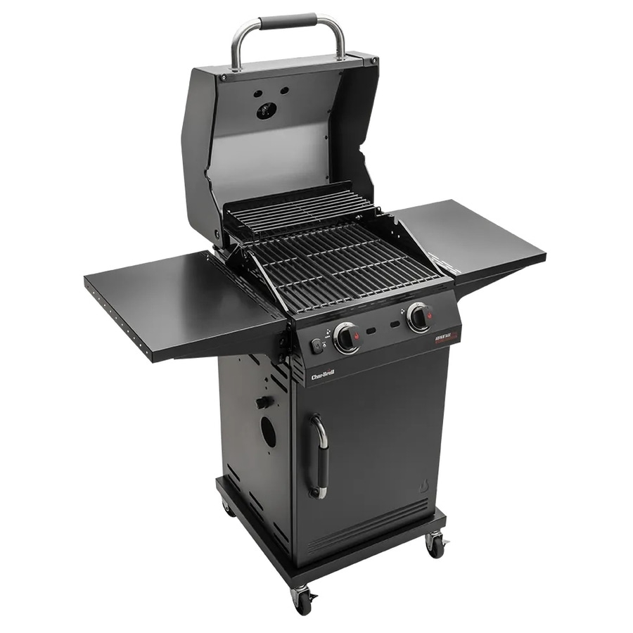 Schwarzer Grill mit geöffnetem Deckel und zwei Seitenablagen auf Rädern.