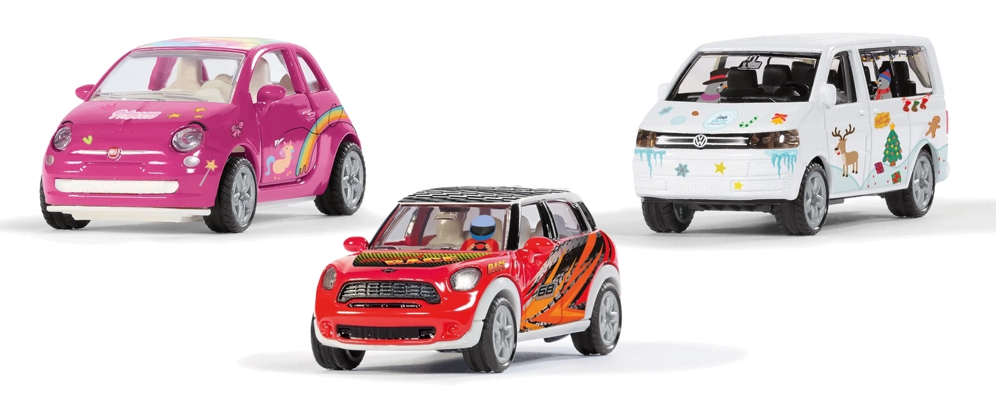 Drei Spielzeugautos: ein pinker Fiat, ein roter Mini und ein weißer VW-Bus, alle mit Aufklebern.