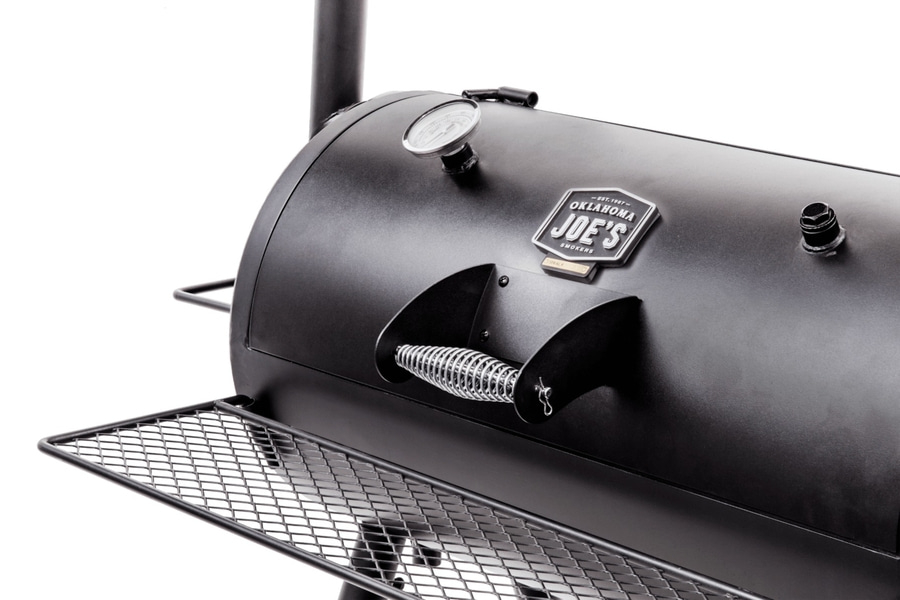 Schwarzer Oklahoma Joe's Smoker mit Thermometer und Griff, Nahaufnahme