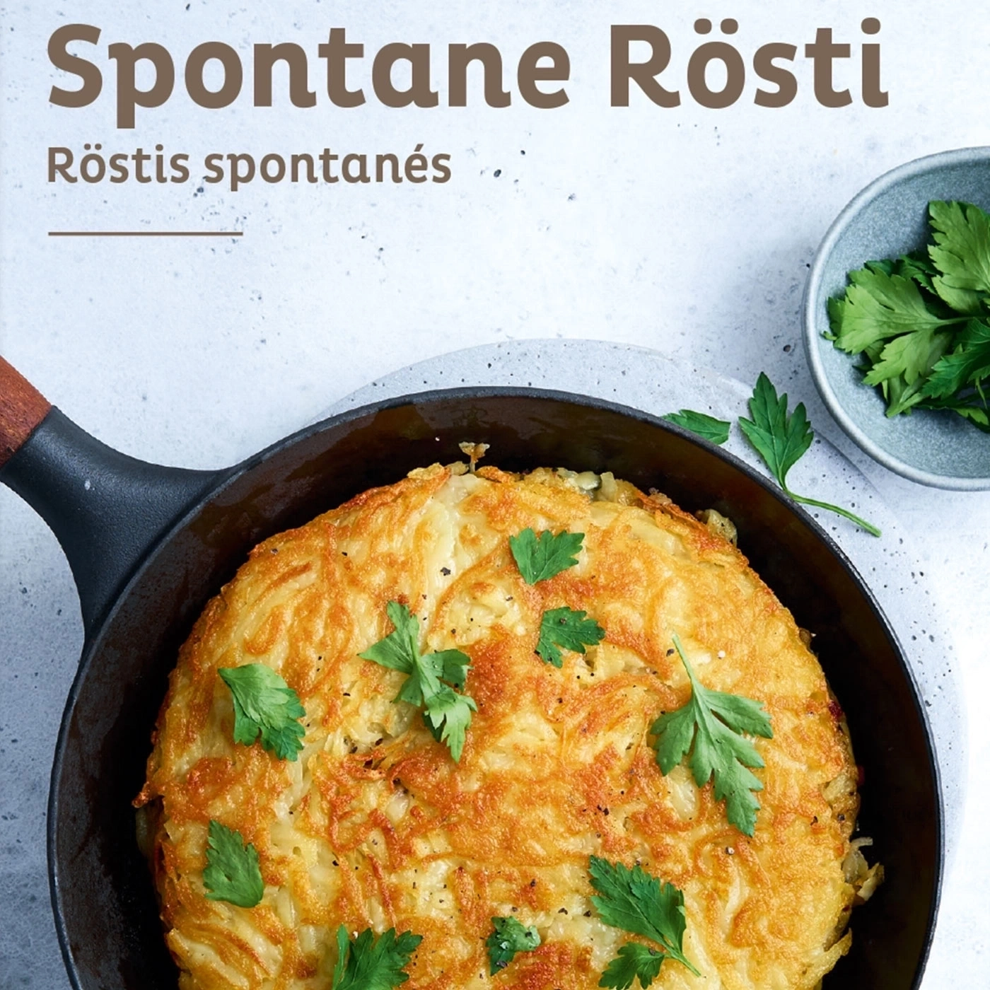 Knuspriges Rösti in der Pfanne mit frischen Kräutern, lecker und appetitlich