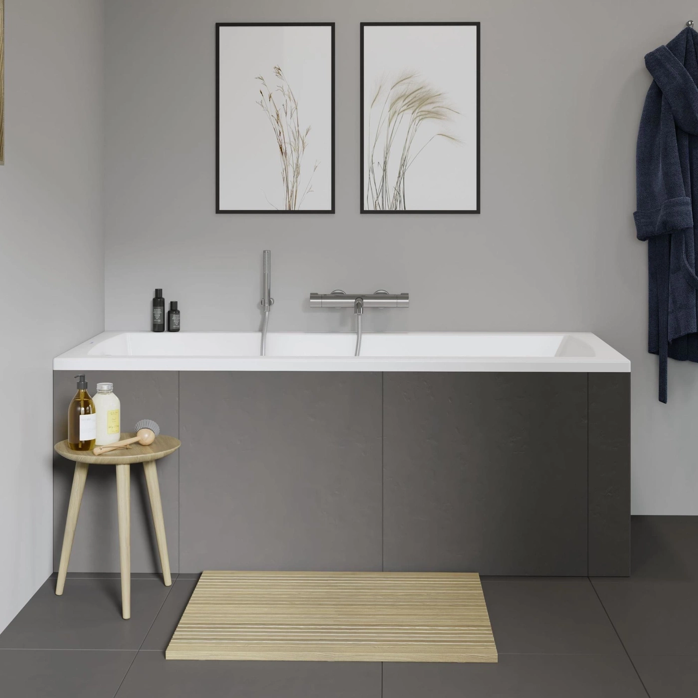 Badezimmer mit Badewanne, Bildern, Hocker, Badematte und Bademantel an der Wand