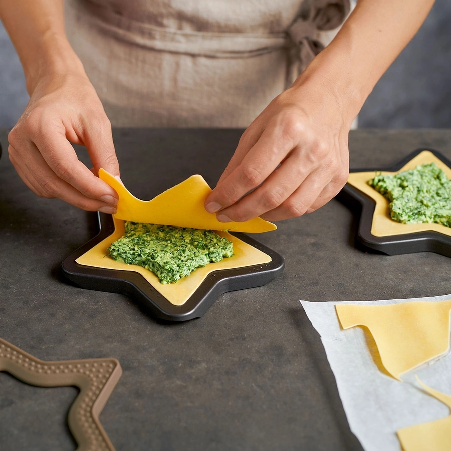 BETTY BOSSI Pastry Star Backformen Sterne Teigtaschen Kunststoff Braun Grau