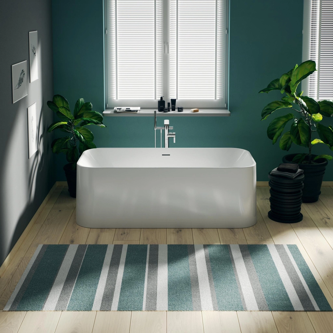 Badezimmer mit Badewanne, Pflanzen, Teppich und Fenster mit Jalousien