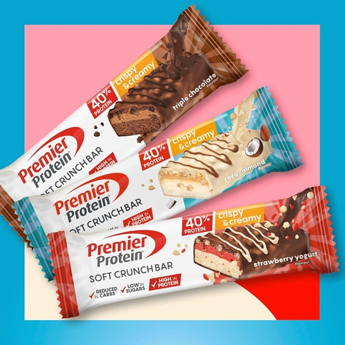 Drei Premier Protein Riegel mit verschiedenen Geschmacksrichtungen, Schokolade, Kokos-Mandel und Erdbeerjoghurt.