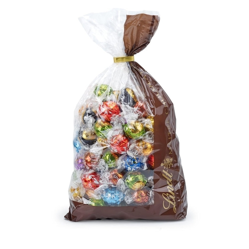 Eine Tüte Lindt Pralinen in bunter Folie.