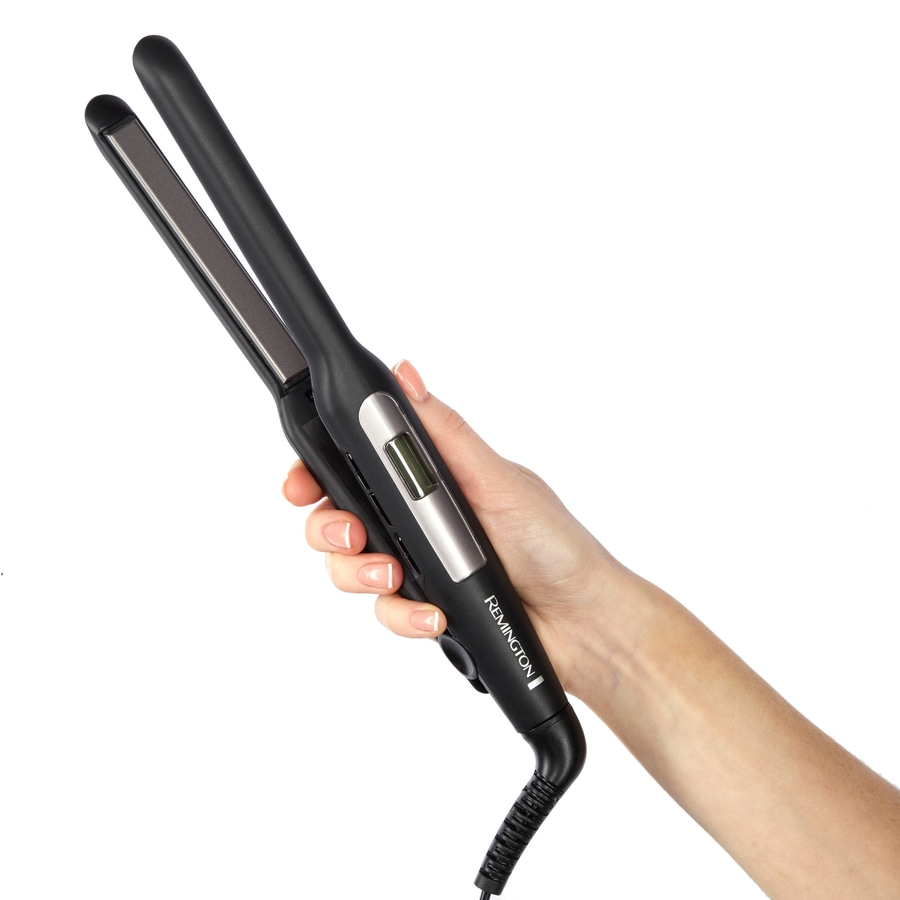 Eine Person hält ein schwarzes Glätteisen der Marke Remington in der Hand.