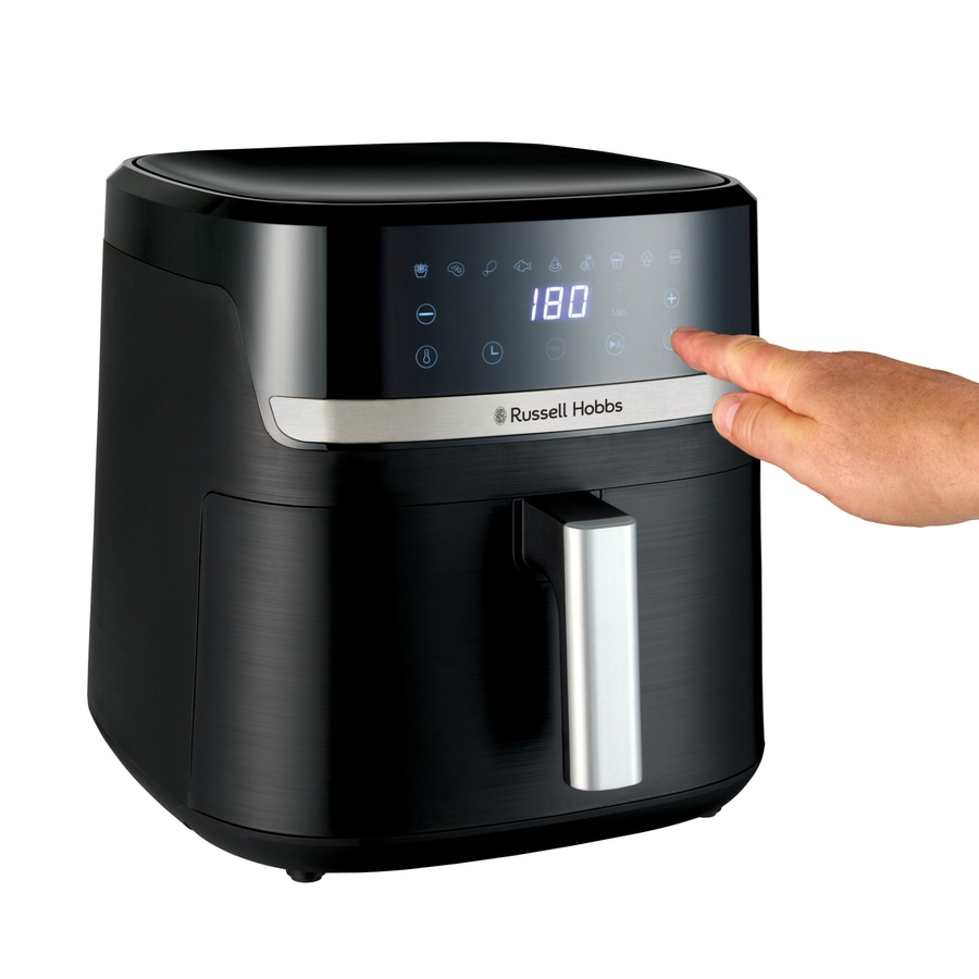 Schwarze Fritteuse mit Touchscreen-Bedienfeld und Hand, die einen Knopf drückt.