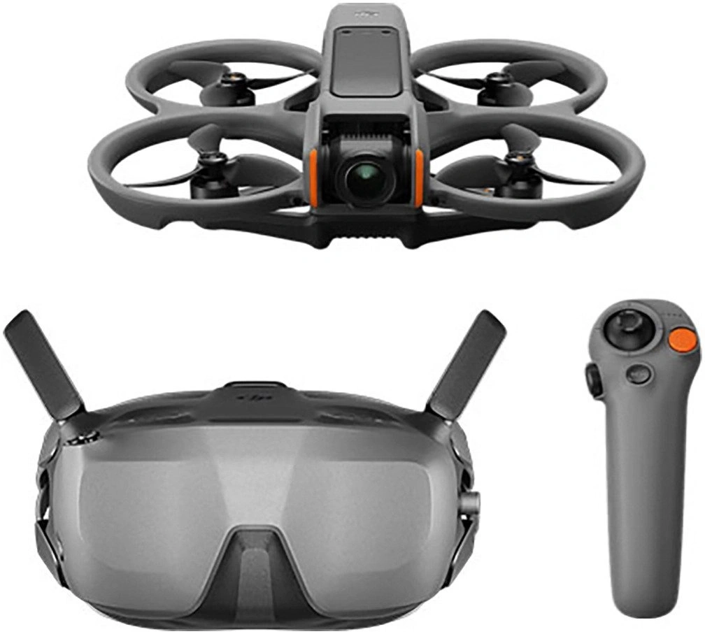 Drohne mit Brille und Controller auf weißem Hintergrund