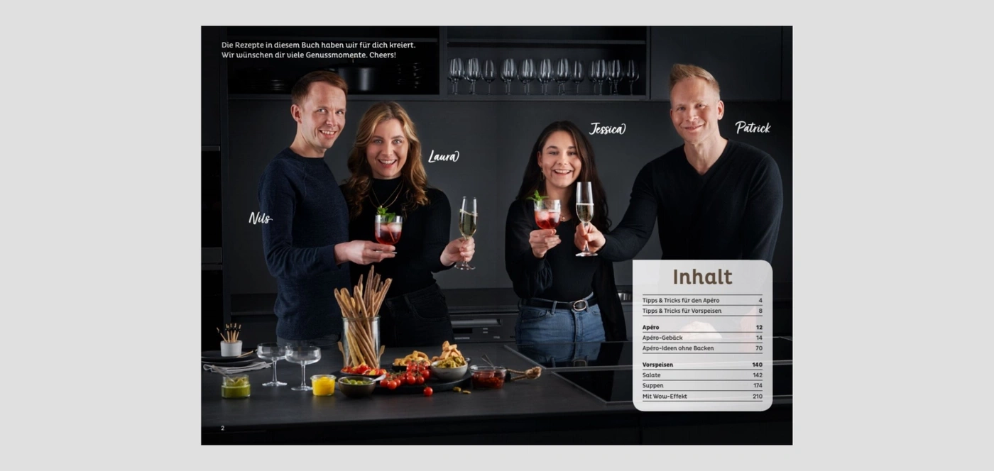 Vier Freunde mit Getränken und Snacks in einer Küche, mit Inhaltsverzeichnis.