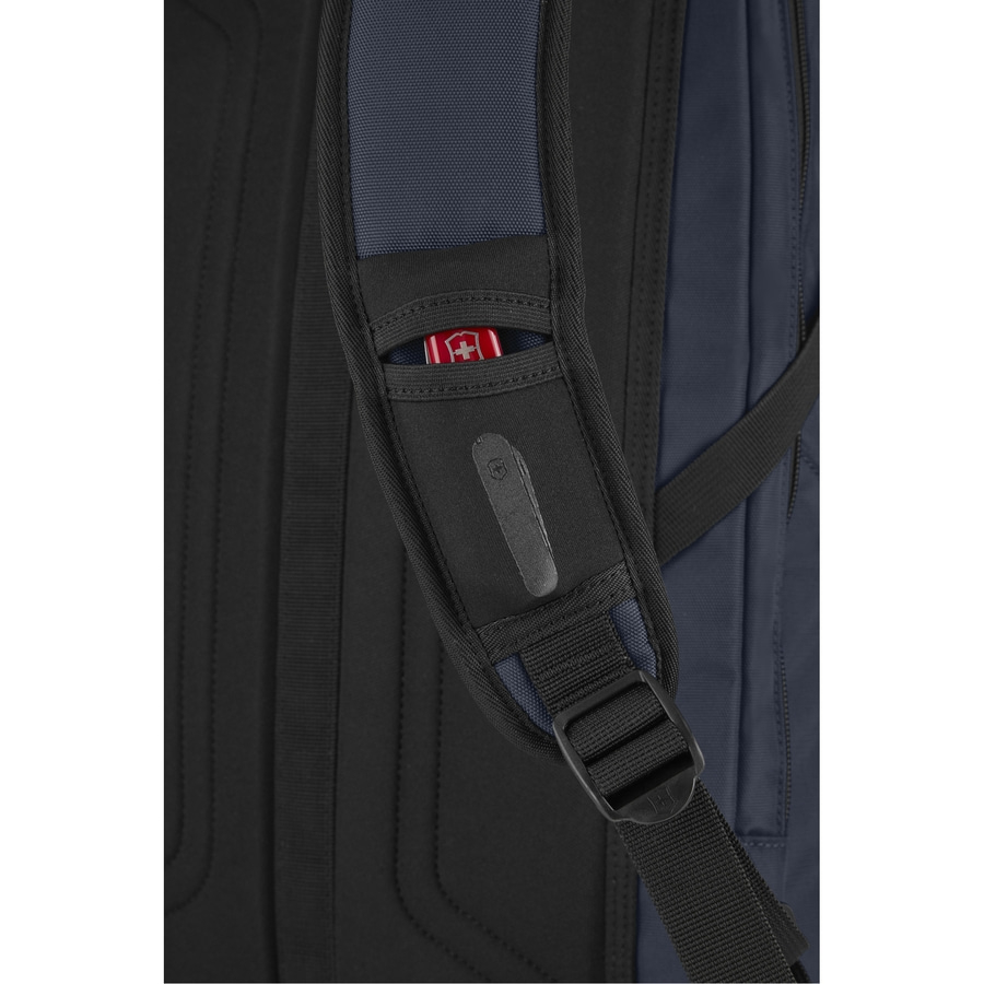 Schwarzer Rucksack mit Schultergurt und Schweizer Kreuz-Logo, Nahaufnahme