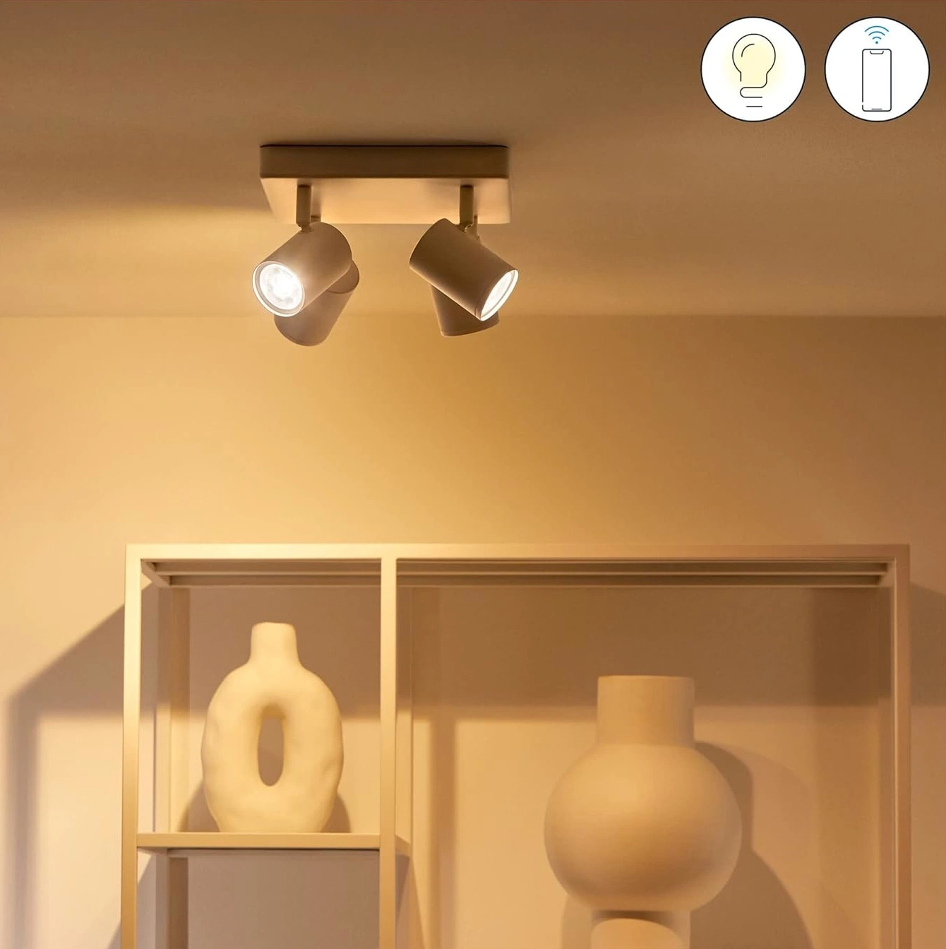 Ein schwenkbarer Deckenstrahler mit zwei Lampen und einem Smartphone-Symbol