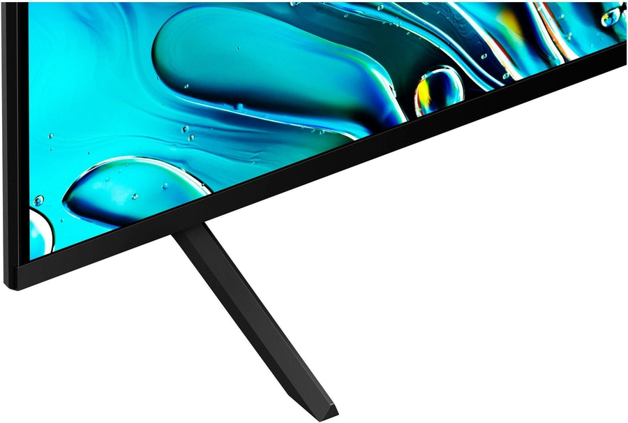 Nahaufnahme eines schwarzen Fernsehers mit Standfuß und blauem Hintergrund