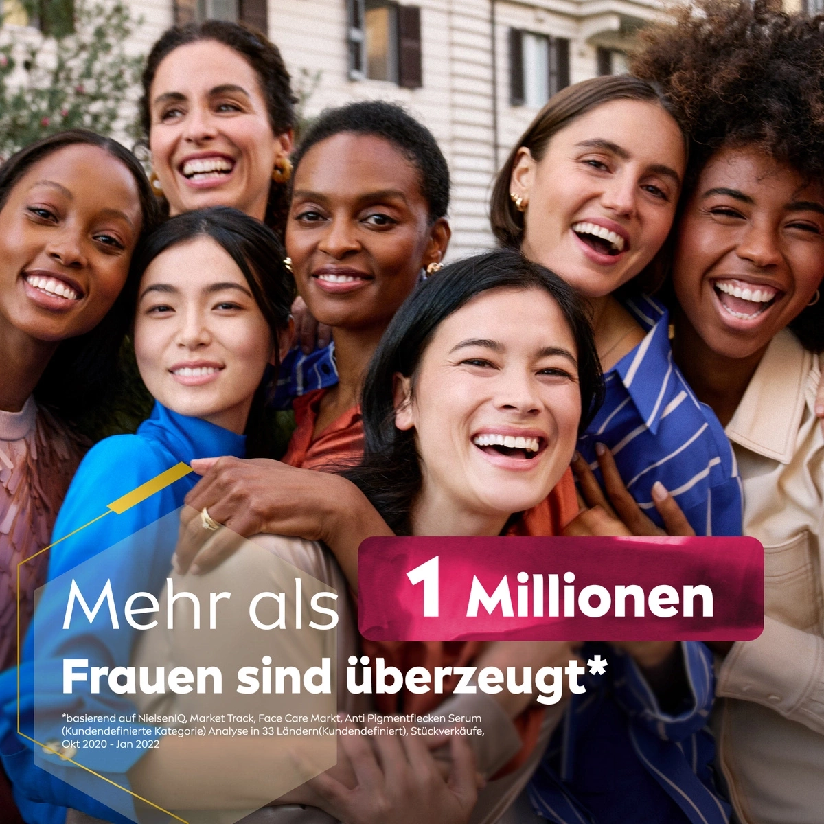 Gruppe lachender Frauen mit Text 'Mehr als 1 Million Frauen sind überzeugt*'
