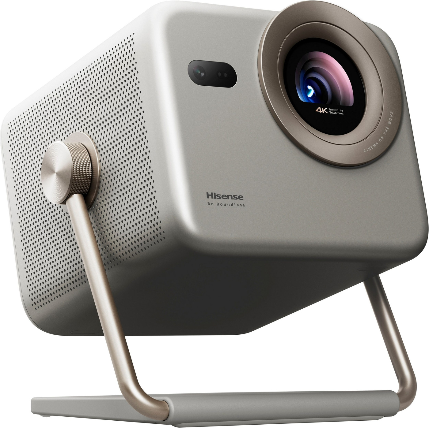 Ein moderner Hisense 4K Beamer mit silbernem Gehäuse und goldenem Standfuß.