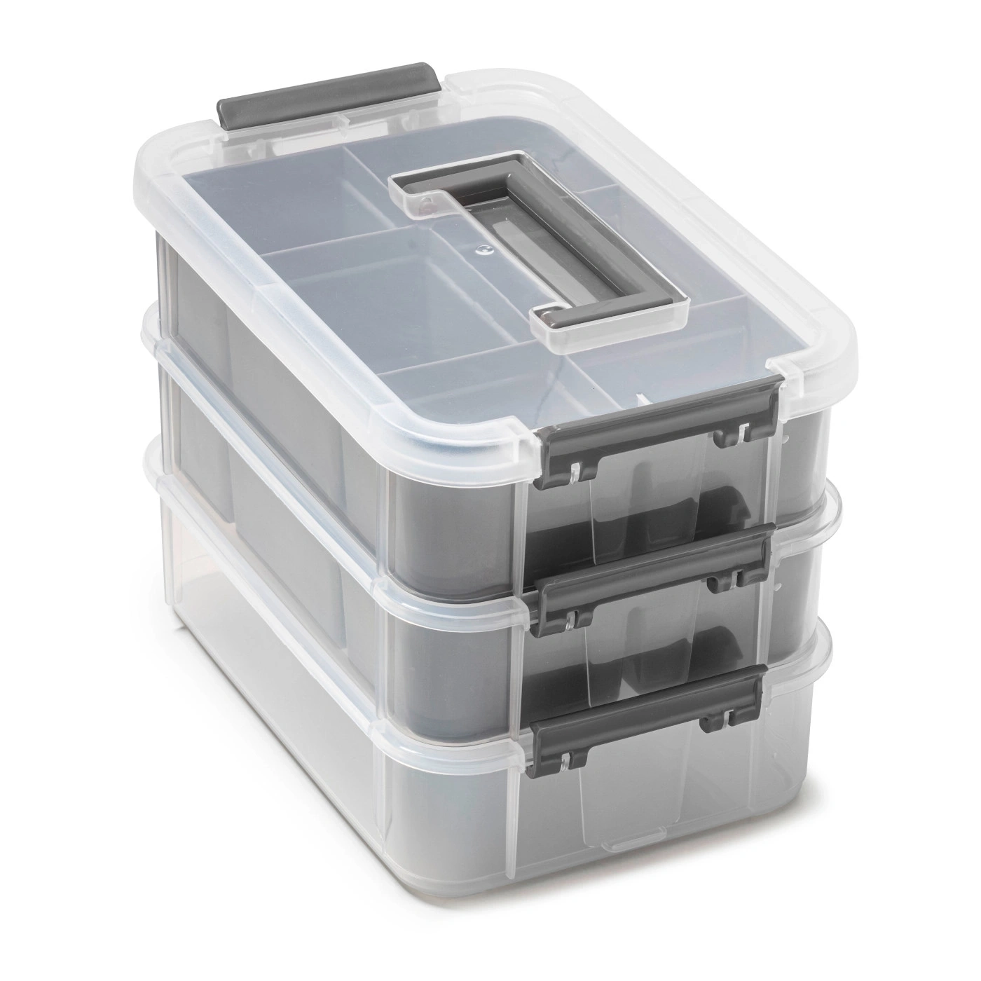 Dreistöckige Aufbewahrungsbox mit transparenten Fächern und grauen Griffen und Verschlüssen.