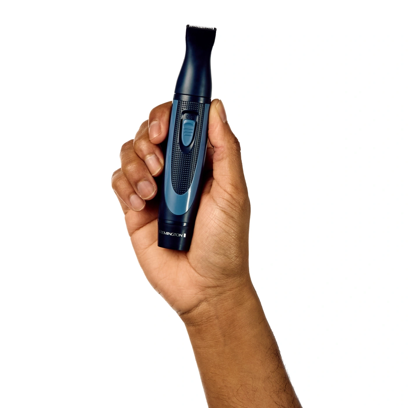Eine Hand hält einen blauen Remington-Trimmer vor weißem Hintergrund.