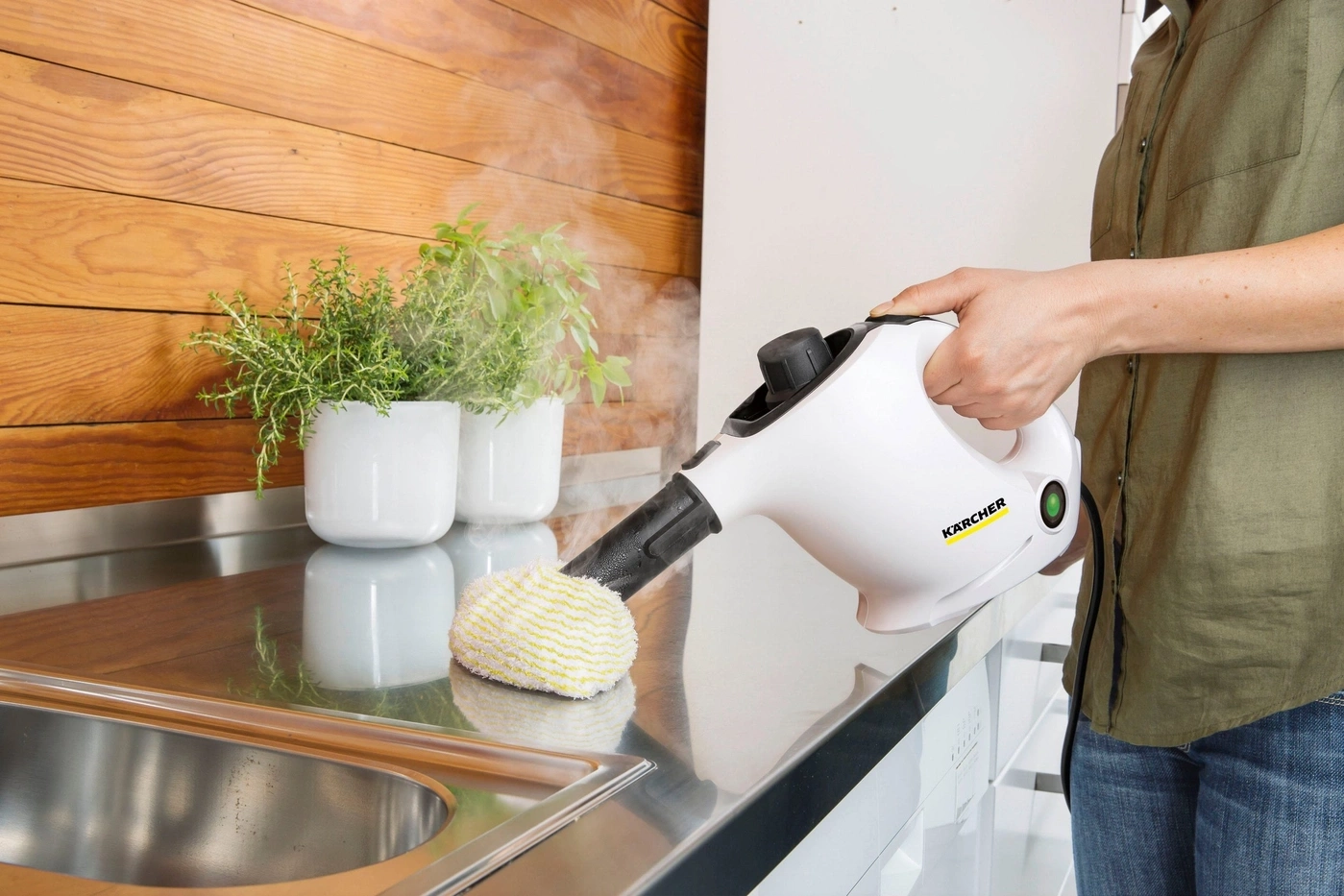Dampfreiniger reinigt die Arbeitsplatte, Dampf, Pflanzen, Kärcher, Person, Küche, Holz
