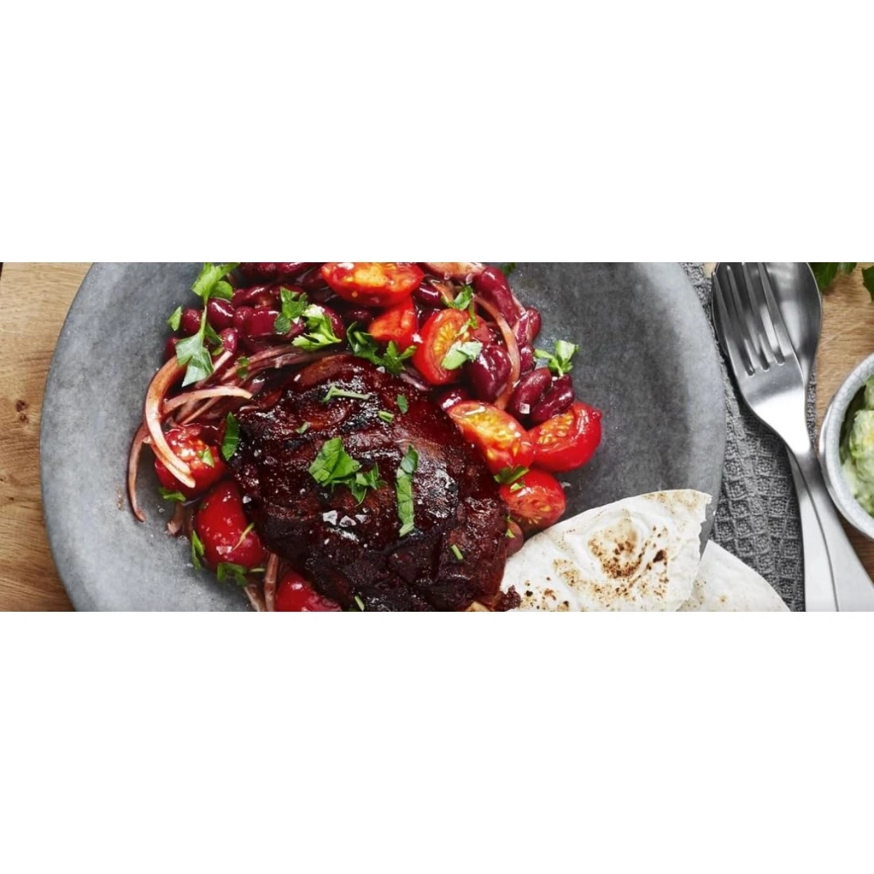 Gegrilltes Steak mit Bohnensalat und Fladenbrot