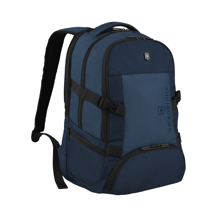 Blauer Rucksack mit Reißverschlüssen und Logo, isoliert auf weißem Hintergrund