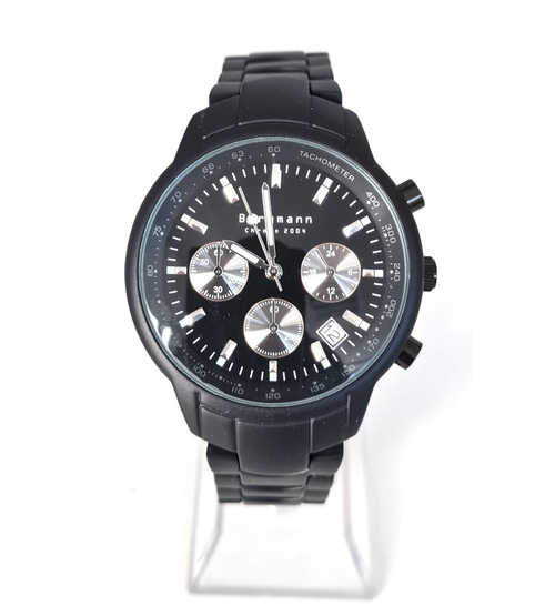 Schwarze Armbanduhr mit Chronographen und Tachymeterskala auf schwarzem Zifferblatt