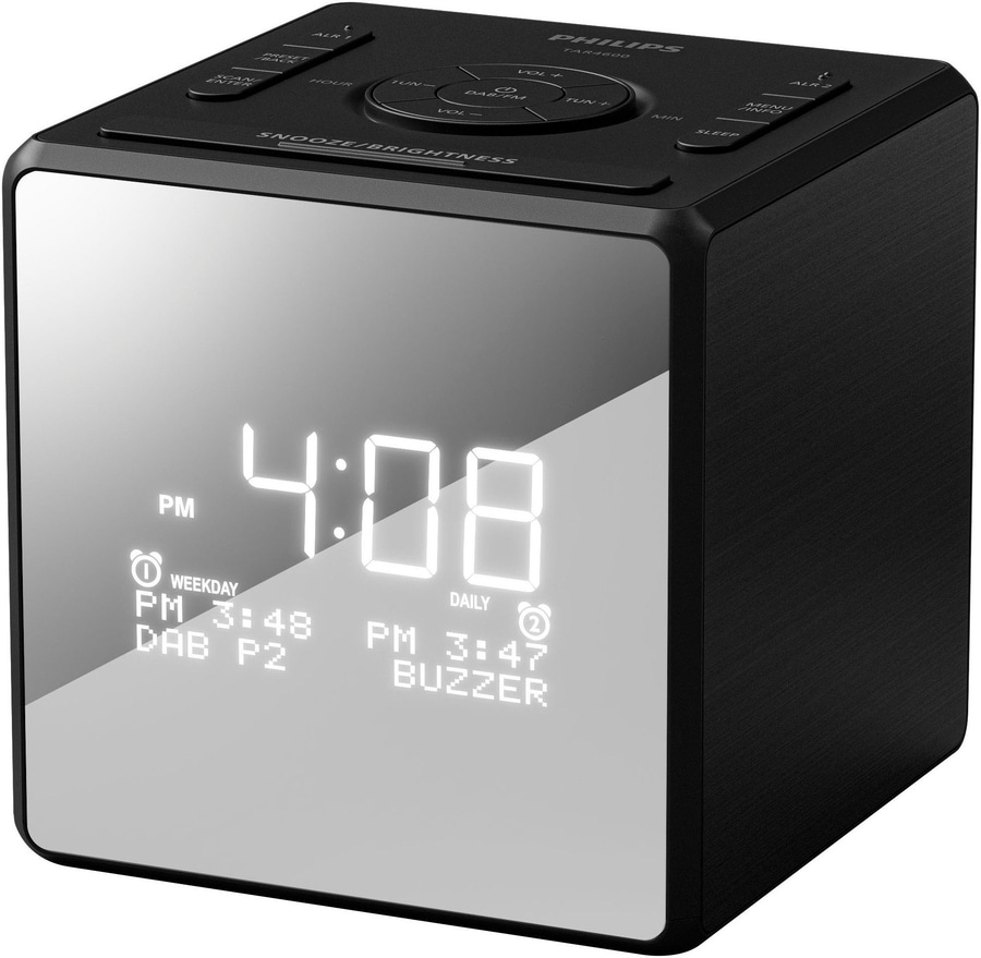 Ein schwarzer Radiowecker mit digitaler Anzeige von Uhrzeit und Alarmen.