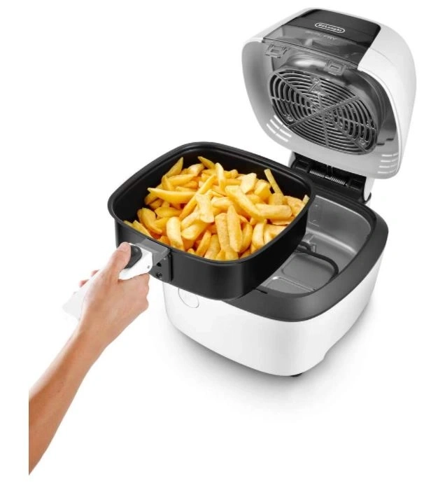 Eine Hand hält einen Korb mit Pommes Frites aus einer Heißluftfritteuse.