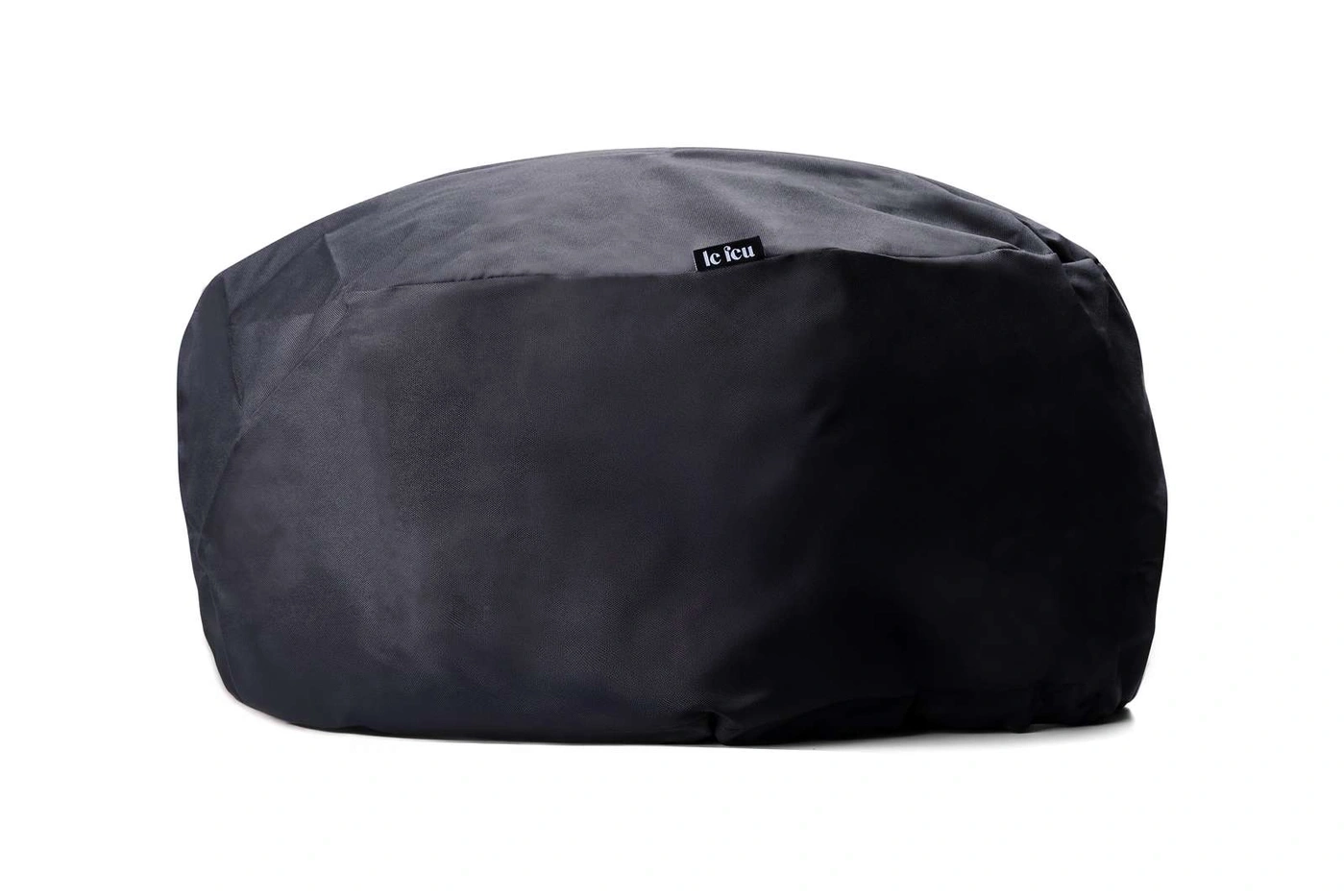 Schwarzer Sitzsack mit dem Logo 'le feu' auf weißem Hintergrund.