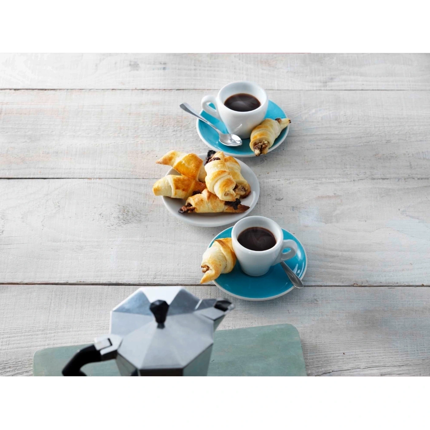 Kaffee und Croissants auf einem Holztisch. Frühstückszeit.