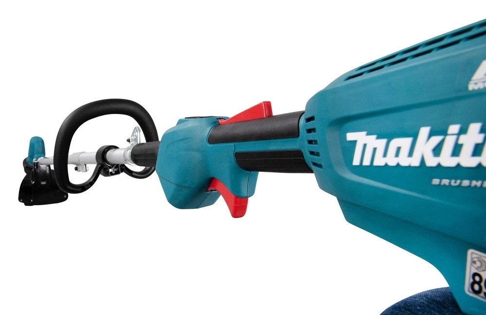 Nahaufnahme eines Motorsense-Griffs mit Makita-Logo