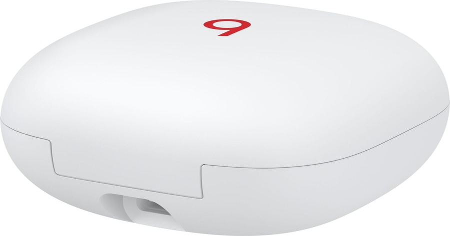 Weißes Ladecase mit rotem Logo. Kopfhörer-Case. Beats-Produkt. Modernes Design.